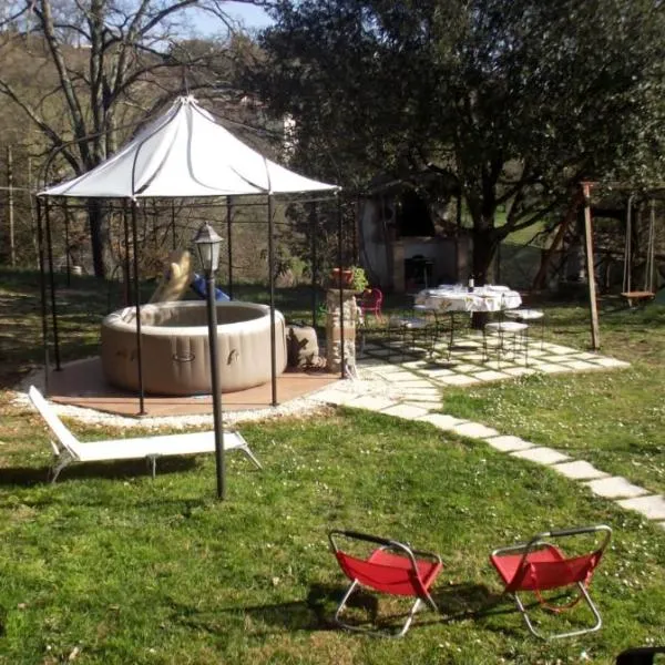 La casetta rossa，位于Collicello的酒店