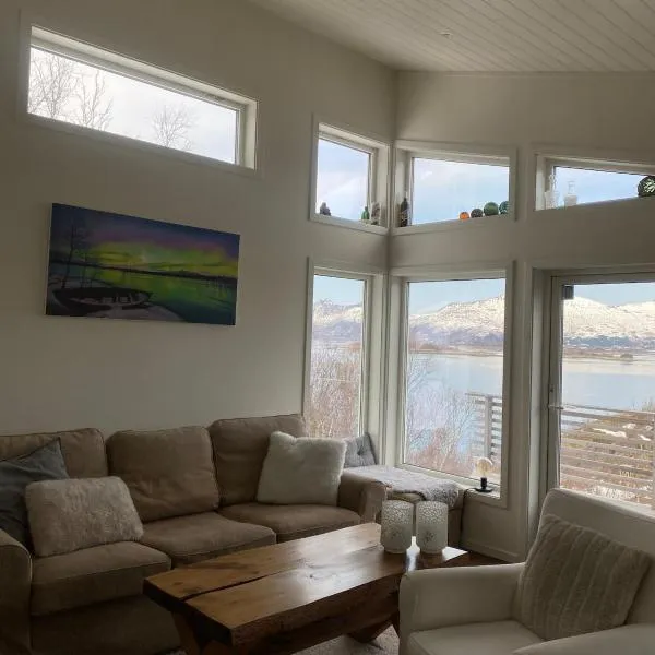 Practical and cozy cottage in idyllic Senja，位于Senja的酒店