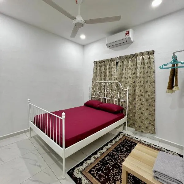 Rozie Cozy,Merlimau 6-8pax 3Bedrooms2Bathrooms single storey terrace house，位于Merlimau的酒店