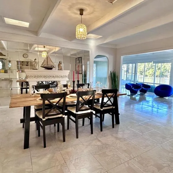 Charming Chevron Island Haven- Dog-Friendly Retreat Right on Main River，位于黄金海岸的酒店