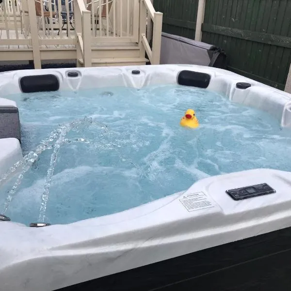 Hot Tub Accommodation North Wales Lodge，位于拉尔的酒店