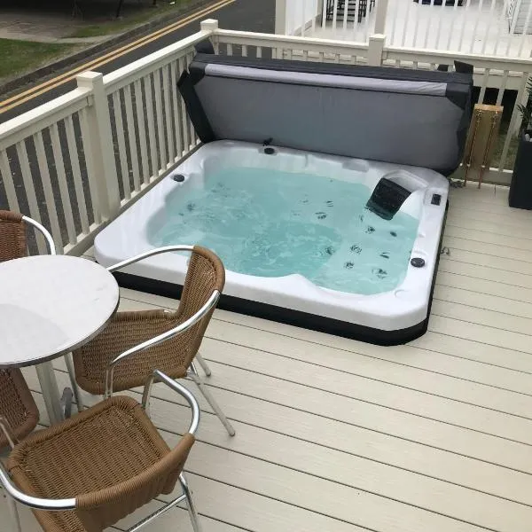 Hot Tub Accommodation North Wales Caravan，位于拉尔的酒店