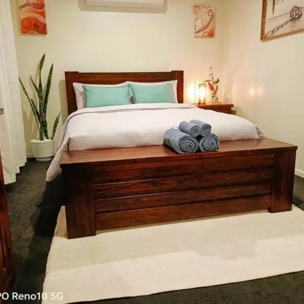 Deluxe Queen Room，位于Holmview的酒店