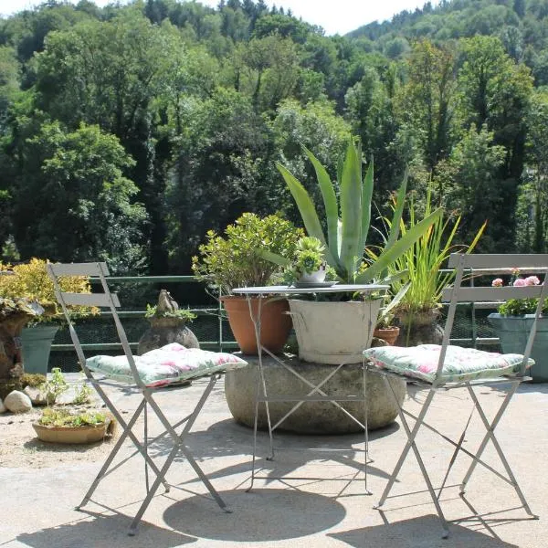 Studio avec terrasse aménagée et vue rivière - Livradois-Forez，位于Olliergues的酒店