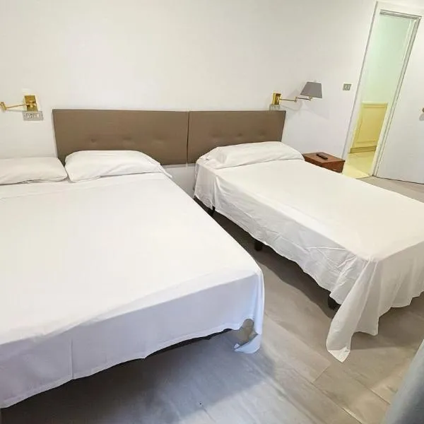 Habitaciones triple familiar HOTEL LAUAXETA，位于蒙希亚的酒店