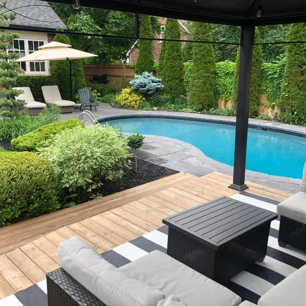 Garden Suite with Pool and Sauna，位于布兰普顿的酒店
