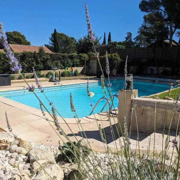 Studio cosy neuf calme -Parking Terrasse privée Piscine 5mn Gare TGV Aix et ZA Aix la Duranne 15 mn Aéroport Marseille，位于卡布列斯的酒店