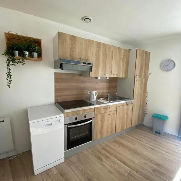 Appt 5 personnes - 2 Chambres, terrasse et jardin，位于维朗德里的酒店