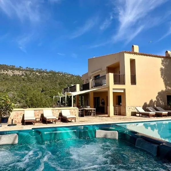 Casa en Cala Vadella con piscina y vistas al mar，位于圣何塞德萨塔莱阿的酒店
