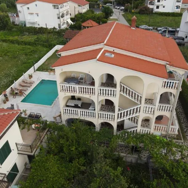 Apartmani Ćućić，位于洛帕的酒店