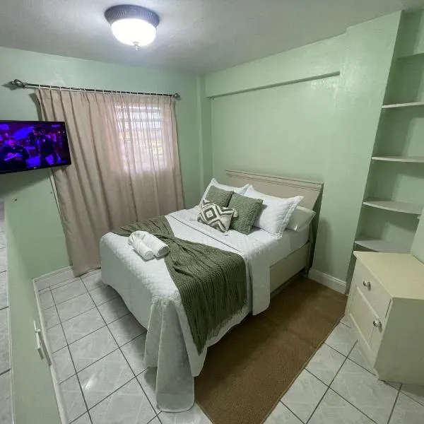 Modern North Side Hideaway with Aircon，位于Dick Hill的酒店