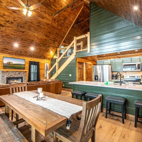 Cozy Mountaintop Cabin with Firepit, HotTub & Views!，位于赛维尔维尔的酒店