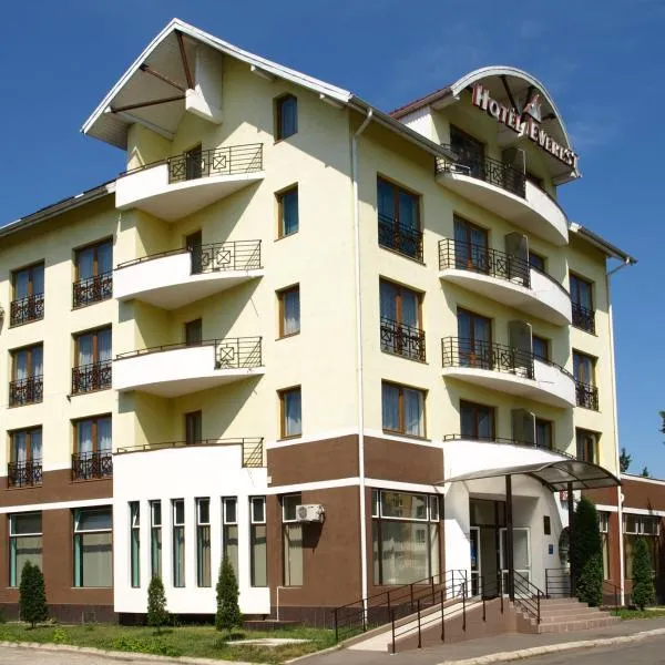 埃弗里斯特酒店，位于Acăţari的酒店