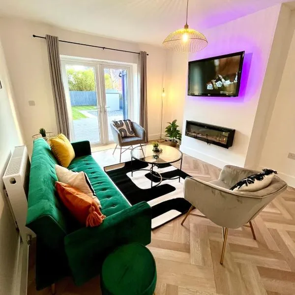 Waterside House - Luxury Home near Alton Towers & Trentham - Free Parking & Garden，位于特伦特河畔斯托克的酒店