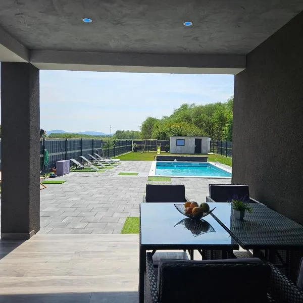 Villa Joy with Pool,Jacuzzi,E Auto Station，位于Sračinec的酒店