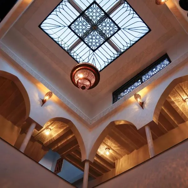 Riad Dar Aba - Clim, Wifi et Terrasse à 5min de la médina，位于乌季达的酒店