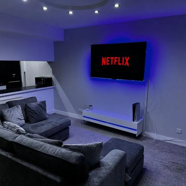 Modern 3-Bedroom Home with Cozy Cinema-Style Living Space，位于坎伯诺尔德的酒店