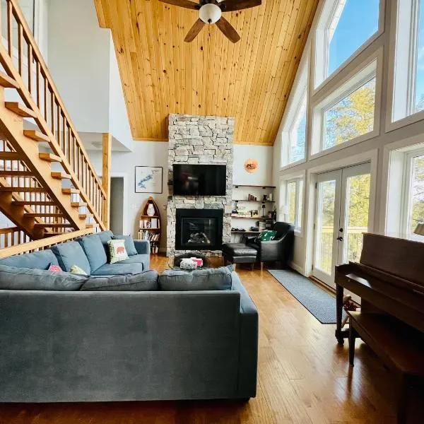 The Bear Cave Cottage at Little Kennisis Lake，位于Algonquin Highlands的酒店