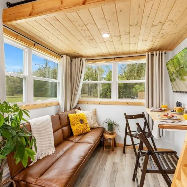 Nook at the Springs - Tiny Home , Full Kitchen，位于Fort White的酒店