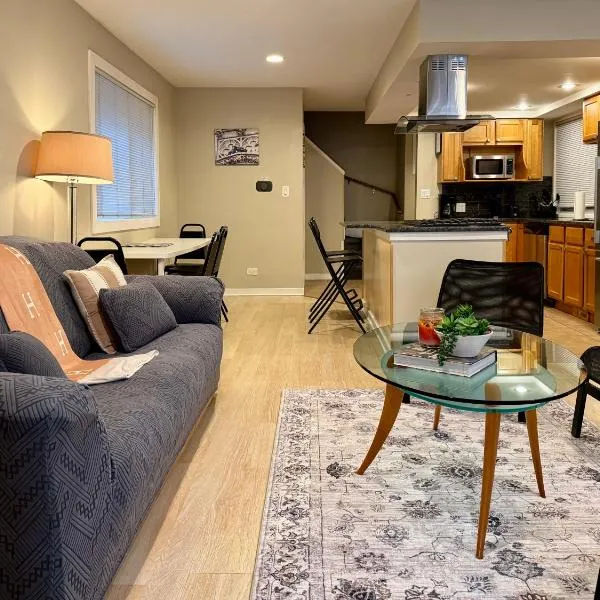 Designer Themed 4 Bedroom in Best Location with Patio and Fireplace，位于芝加哥的酒店