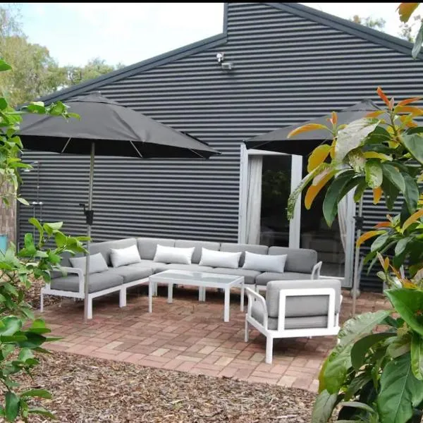 Unique Australian Shed Style House，位于邓斯伯勒的酒店