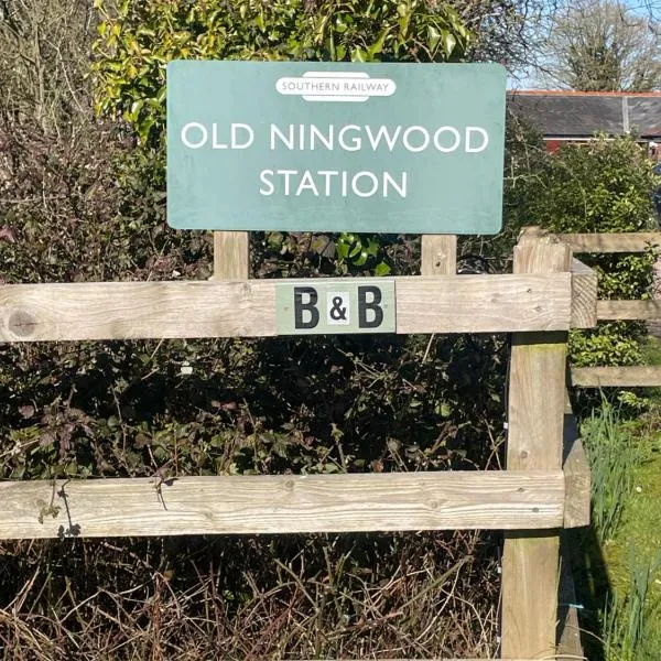 Old Ningwood Station Bed & Breakfast, Ningwood, Isle of Wight PO41 0TG，位于Shalfleet的酒店