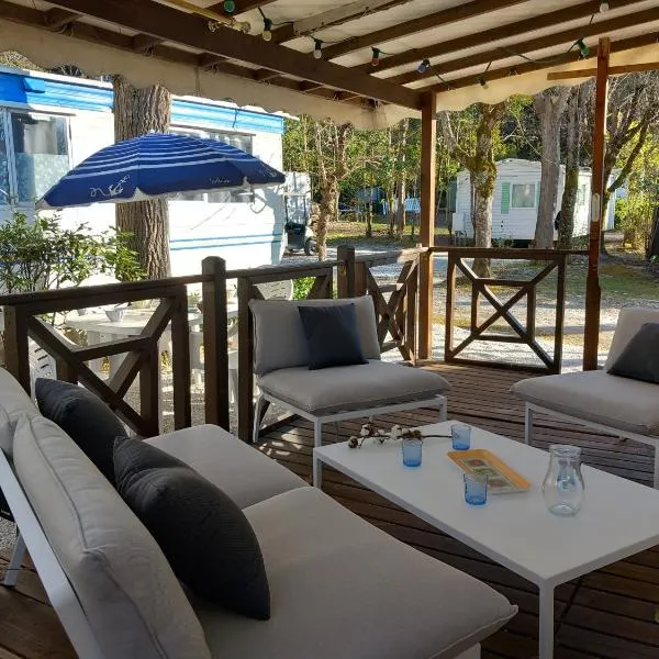 Mobilhome Les volets bleus，位于Vaudreuille的酒店