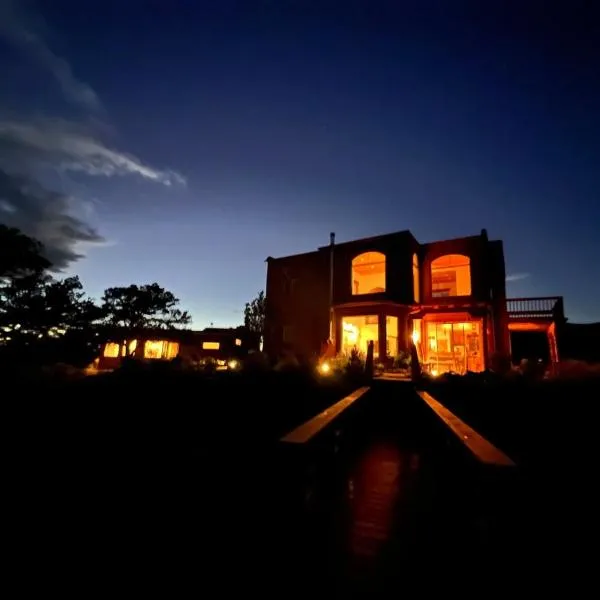 Crestone Adobe Vista Manor，位于Crestone的酒店
