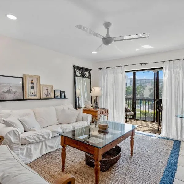 Modern beachfront condo，位于萨拉索塔的酒店