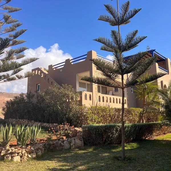 Villa avec vues sur dunes, montagnes et océan! Accès plage direct! Proche SIDI BOULFDAIL et AGLOU，位于Tamellalt的酒店