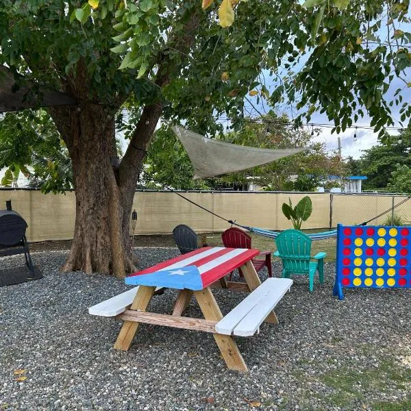 Casa Lula Beach Retreat - Fenced backyard，位于阿雷西博的酒店