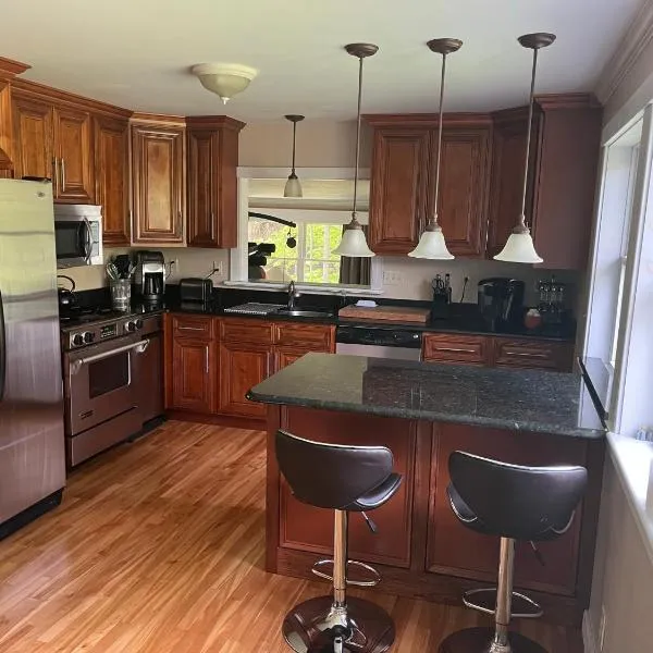 Lovely home near Stowe, shopping and trails，位于Morristown的酒店