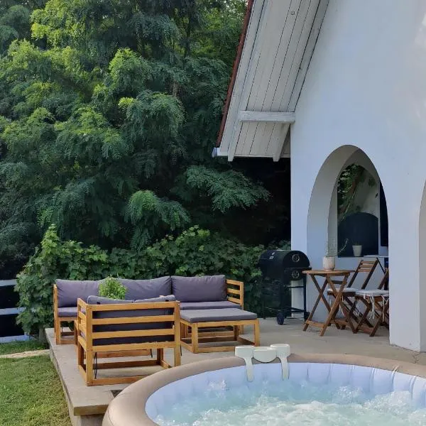 Luxury Vineyard Retreat with Private Jacuzzi，位于锡盖特堡的酒店