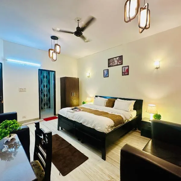 The White Scent-Near Noida Sector 18 Metro，位于诺伊达的酒店
