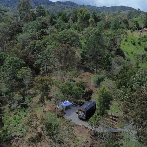 Tiny House Minimalista en la Naturaleza cerca a El Retiro y La Ceja，位于雷蒂罗的酒店