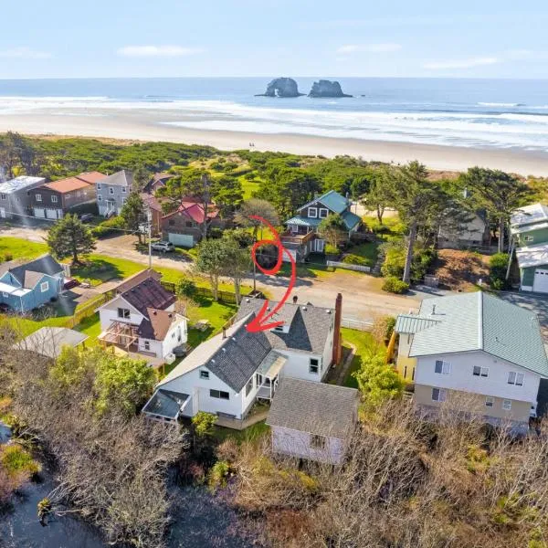 Breaker Ave Beach Cottage Pet Friendly，位于洛克威海滩的酒店
