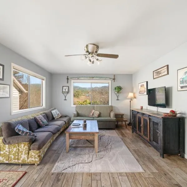 3br Fam Jam Big Yard Close To Waves，位于洛克威海滩的酒店