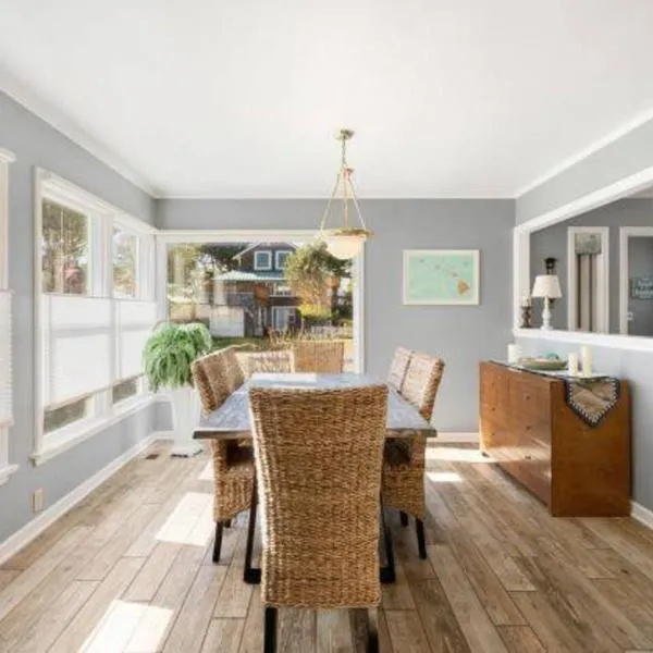 Breaker Ave Beach Cottage Pet Friendly，位于洛克威海滩的酒店