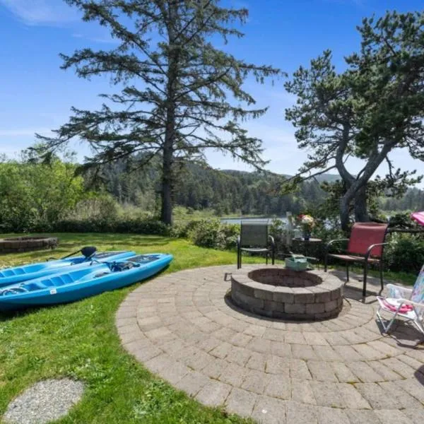 Lakefront Retreat Hot Tub & Semi-Private Dock，位于洛克威海滩的酒店