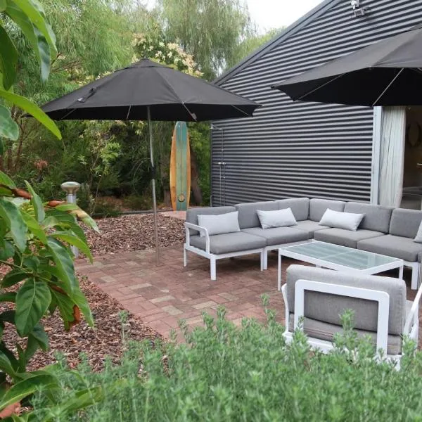 Unique Australian Shed Style House，位于邓斯伯勒的酒店