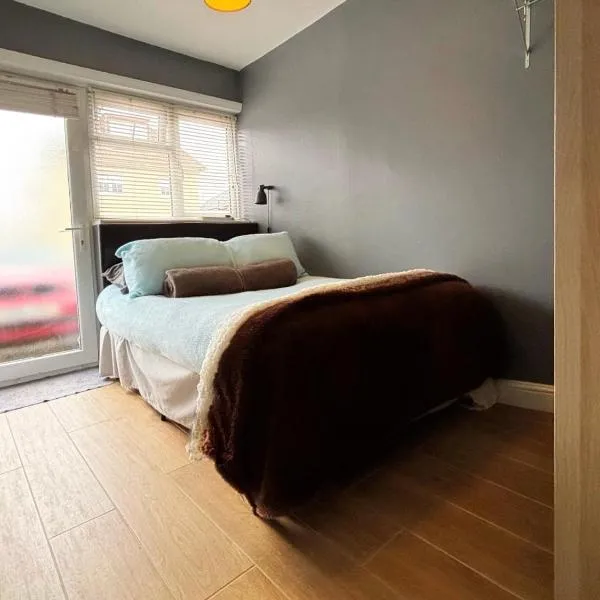 Shirley Apartments, Cozy Studio, Self Check in, 10 min Drive to City Centre, Walking to Redbridge Train Station，位于南安普敦的酒店