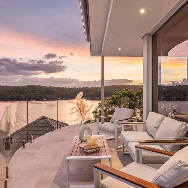 Luxe Waterview Double Room in Caringbah South - Ideal for Relaxation - Shared Bathroom，位于Lilli Pilli的酒店
