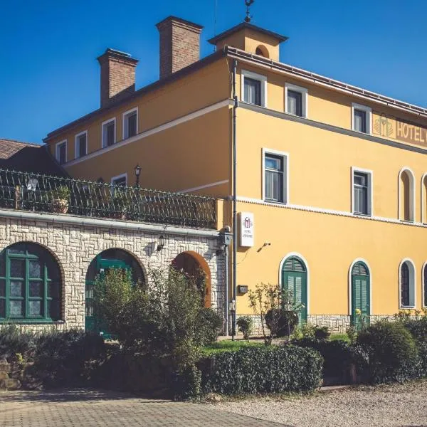Hotel Cabernet，位于Villánykövesd的酒店