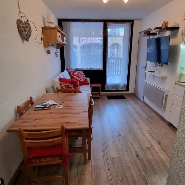 P2 au pied des Pistes La Joue du Loup，位于德沃吕伊的酒店