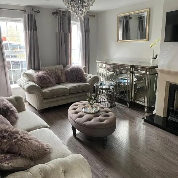 Modern 3-bed home in ideal location with 2 parking spaces，位于贝尔法斯特的酒店