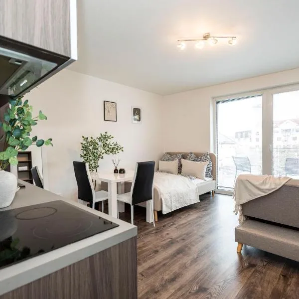 ALURE RESIDENCES 14 & 24h self check-in, private parking in front of the apartment building included, new building, CITY CENTER，位于班斯卡-比斯特里察的酒店