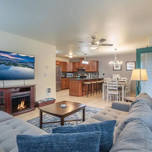 Walk to Downtown Leavenworth * Sleeps 6 + Pets * Ground Level Gem!，位于莱文沃思的酒店