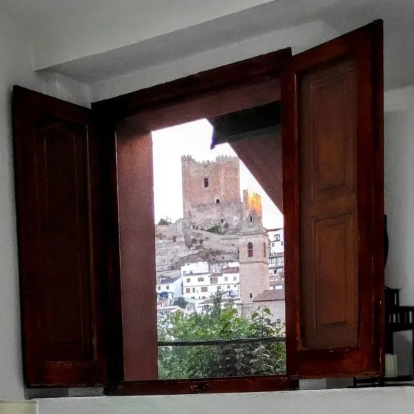 Casa Cueva EL PORTÓN，位于阿尔卡拉德尔胡卡尔的酒店