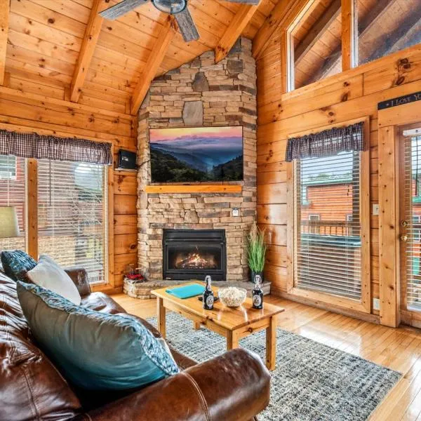 Starry Mountain View- Hot Tub - Pool Table - Prime Location，位于鸽子谷的酒店