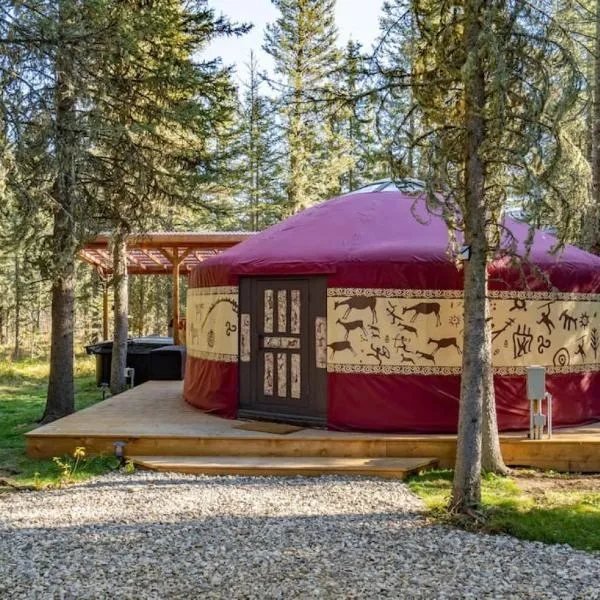 Shanti Yurt with private hot tub in Bragg Creek，位于Bragg Creek的酒店
